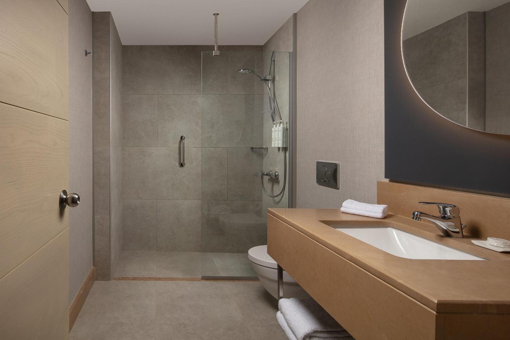 Delta Hotels By Marriott Istanbul West Exterior foto